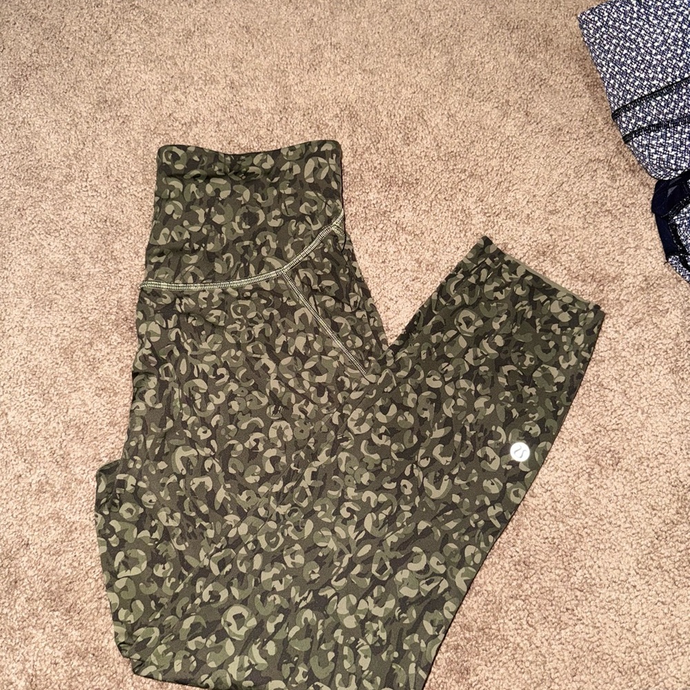 Lululemon High Rise 21 Crop Leggings Wild Thing Camo‎ Dark Olive Green Size 6 - Picture 2 of 7